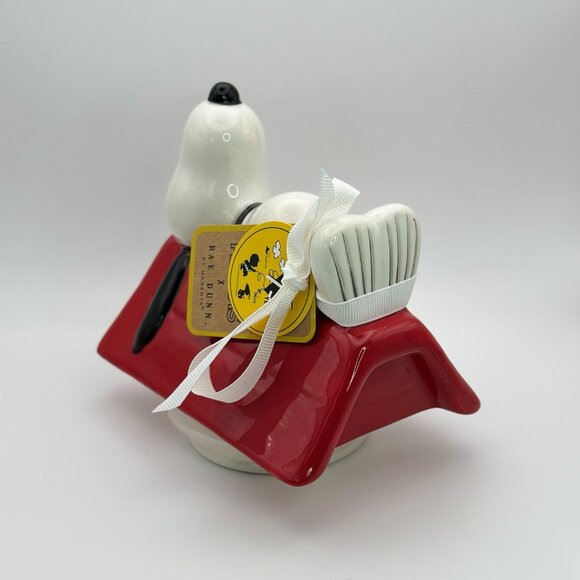 Snoopy Red Doghouse-shaped cookie jar by Rae Dunn | Cookie jar | Ceramic jar - Picture 11 of 14